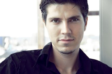 zarif yakışıklı delikanlı. portre