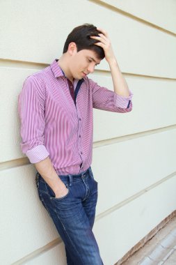 Zarif genç yakışıklı adam. Açık havada moda portresi.