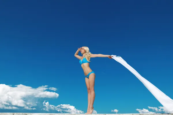 白色組織と青い空の上の美しい若い女性 — ストック写真