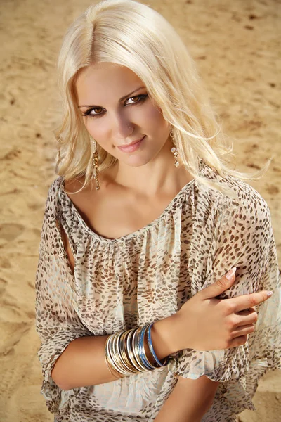 Smiling beautiful woman relaxing on sand beach — Stock Photo, Image