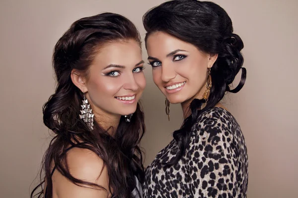 Two attractive smiling girls friends, sisters women studio shot — Stock Photo, Image