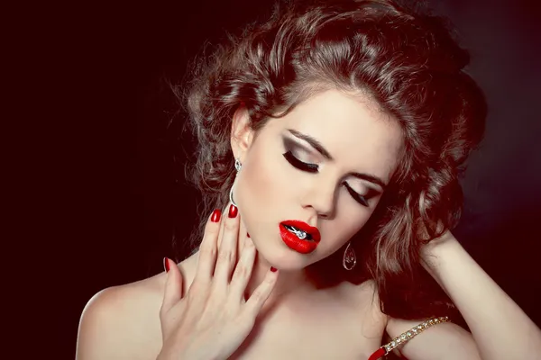 Vacker kvinna med kvällen make-up. smycken och skönhet. Fashio — Stockfoto