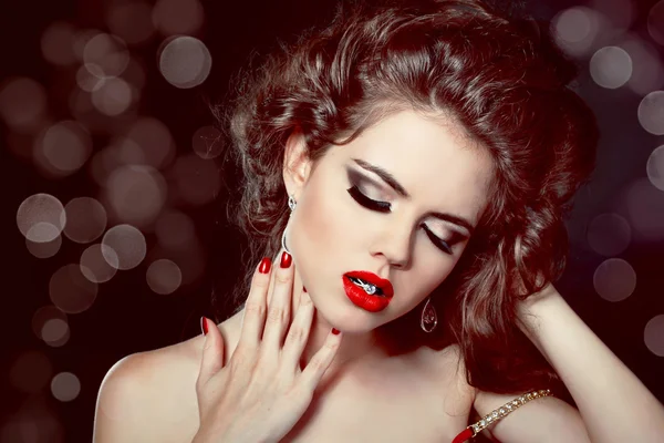 Mode foto vrouw portret. rode lippen op glitter achtergrond. — Stockfoto