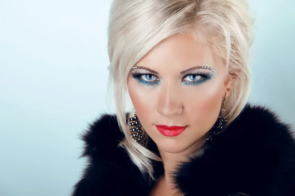 Fashion blond woman with blue eyes and red lips, wearing in fur — Stockfoto