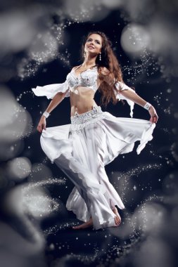 siyah üzerine beyaz elbiseli güzel etkin dansöz kadın