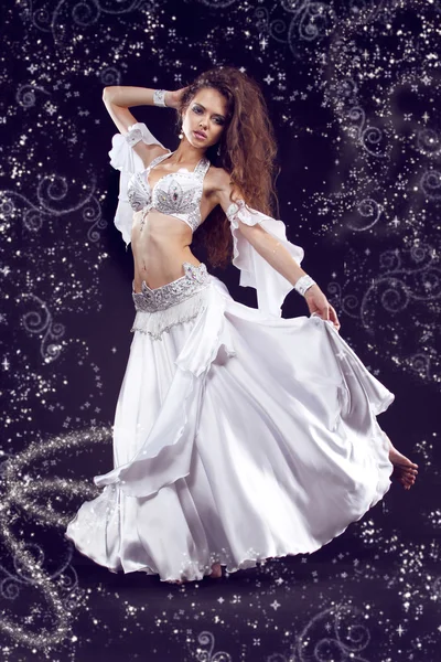 Bella donna ballerina pancia esotica in costume bianco, ragazza con — Foto Stock