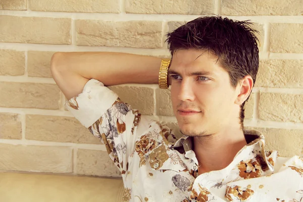 Hombre guapo relajándose y soñando en el sofá en casa — Foto de Stock