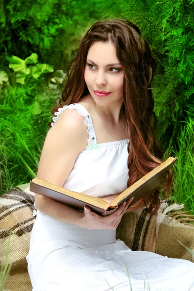 Όμορφη γυναίκα διαβάσει το βιβλίο. φύση. καταπράσινο κήπο. — Φωτογραφία Αρχείου