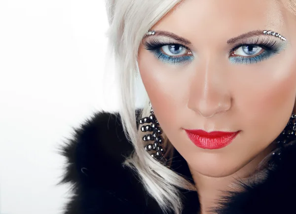 Vacker blond tjej med blå ögon och röda läppar på vit bakgrunds — Stockfoto