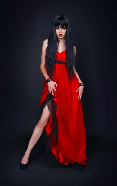 Jovem linda morena caucasiana em vestido vermelho, moda — Fotografia de Stock