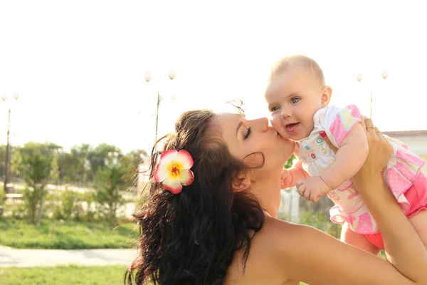 Gelukkig moeder houdt van haar baby, openlucht portret — Stockfoto