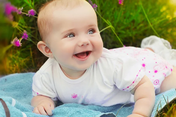 Retrato de bebê sorridente muito feliz, bebê bonito rastejando — Fotografia de Stock