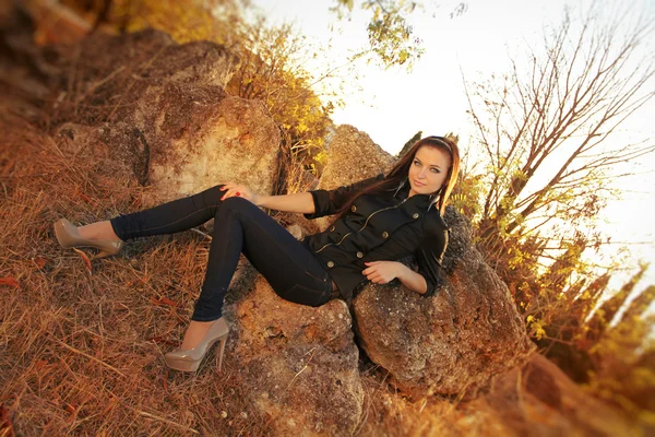 Modefrau entspannt im Herbstpark — Stockfoto