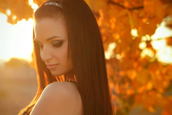 Ηλιοβασίλεμα φθινόπωρο πορτρέτο νεαρή γυναίκα. τα ηλιόλουστα χρώματα των μαλακών — Φωτογραφία Αρχείου