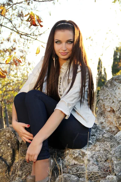 Young brunette woman, outdoors portrait — Stock Photo, Image