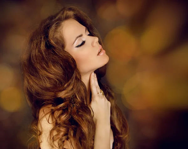 Sensuell brunett kvinna. skönhet porträtt. lockigt hår — Stockfoto