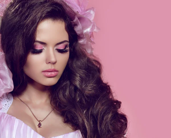 Beautiful young girl with curly hair and bright make-up. Jewelry — Stock Photo, Image