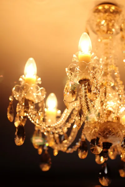Hermosa lámpara de araña de cristal en una habitación —  Fotos de Stock