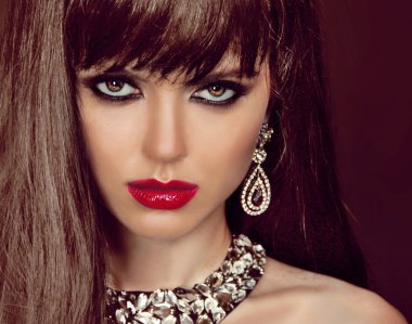kahverengi saçlı, akşam makyaj moda kadın. Takı ve b