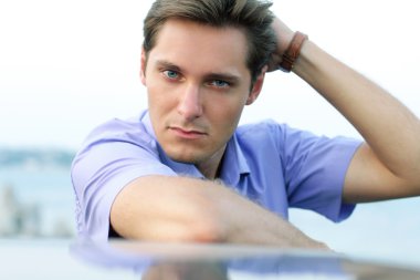 yakışıklı delikanlı, açık portre rahatlatıcı