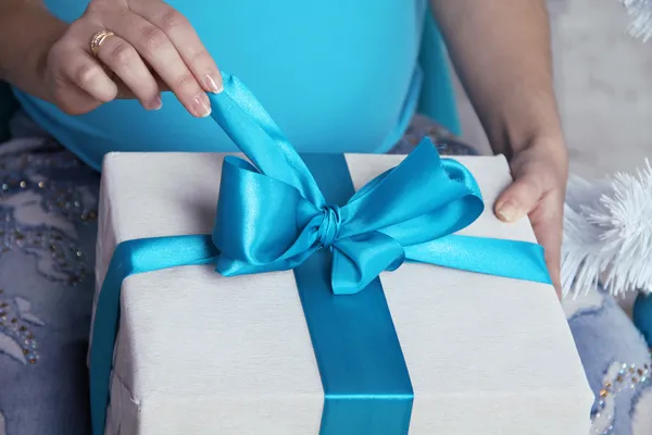 Apertura de cajas de regalo con lazos azules y cintas . — Foto de Stock