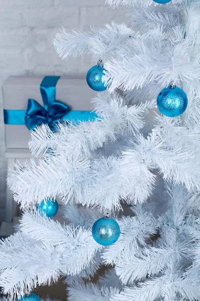 Decoração de árvore de Natal, árvore de pele decorada com brinquedos de Ano Novo — Fotografia de Stock