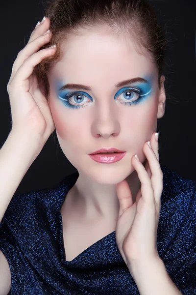 Belleza mujer retrato de adolescente chica con ojos maquillaje, moda st — Foto de Stock