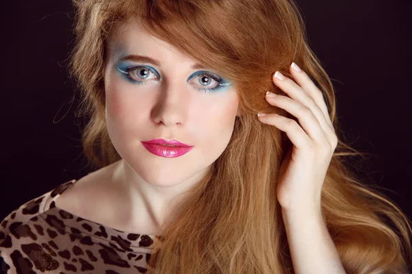 Portrait de belle jeune femme avec maquillage et bouclé en bonne santé — Photo