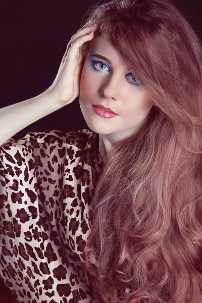 Kıvırcık saç ve parlak bir makyaj ile güzel bir kadın. moda sanat — Stok fotoğraf