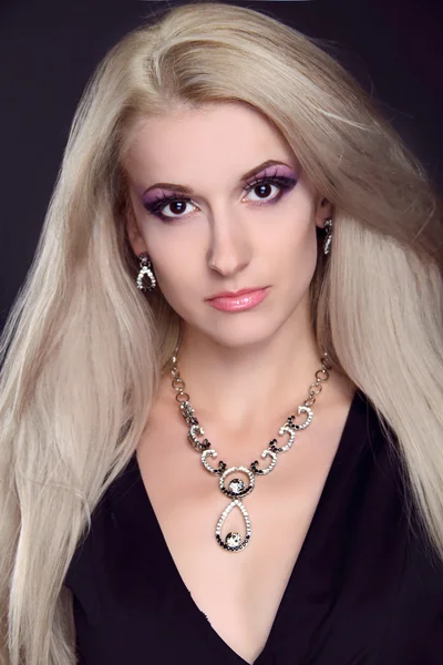 Porträtt av vacker blond kvinnlig modell på svart bakgrund — Stock fotografie