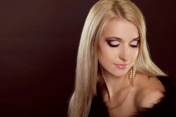 Krásná žena s blond vlasy a večerní make-up. šperky a — Stock fotografie