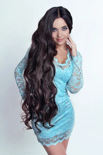 Menina morena bonita. Cabelo encaracolado longo saudável. Senhora de azul d — Fotografia de Stock