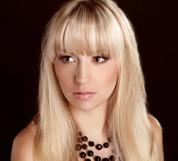 Retrato de una joven hermosa mujer con el pelo rubio brillante. Belleza —  Fotos de Stock