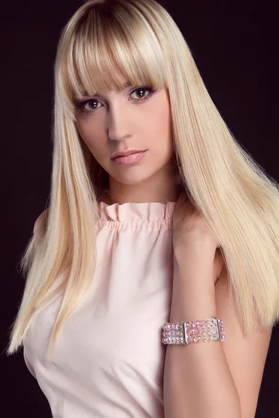 Porträt einer jungen schönen Frau mit blonden, glänzenden Haaren. Schönheit — Stockfoto
