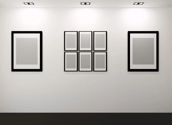 Интерьер галереи с пустыми рамами на стене — стоковое фото