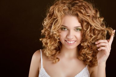 kıvırcık saçları dalgalı saçlı çekici gülümseyen genç kız curl