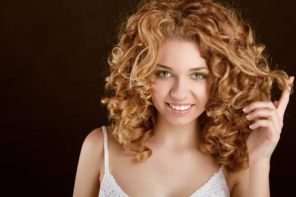 Menina adolescente sorridente atraente com cabelo encaracolado ondulado, enrolar — Fotografia de Stock