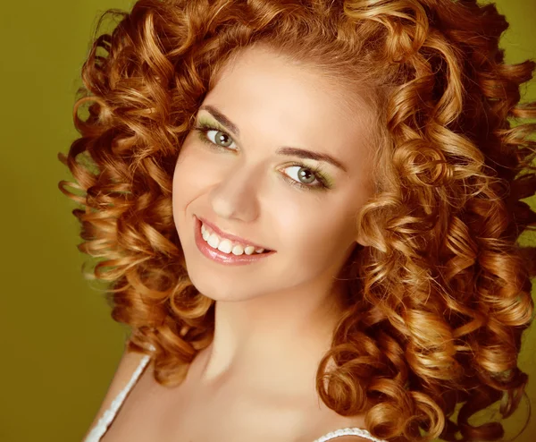 Lockigt hår. attraktivt leende kvinna skönhet porträtt. glansigt hai — Stockfoto