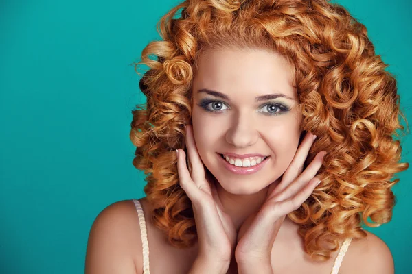 Bella donna sorridente ritratto con lunghi capelli lucidi su blu — Foto Stock