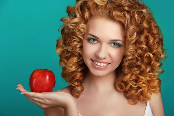 Joven feliz sonriente hermosa mujer con manzana, despreocupada sana —  Fotos de Stock