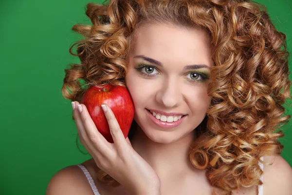Retrato de jovem mulher bonita com holdi cabelo brilhante saudável — Fotografia de Stock