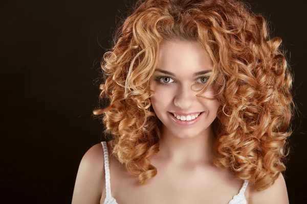 Zdravé kudrnaté vlasy. atraktivní usmívající se žena portrét na černé b — Stock fotografie