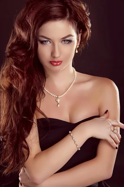 Donna di lusso con gioielli Bella femmina. Foto arte della moda — Foto Stock