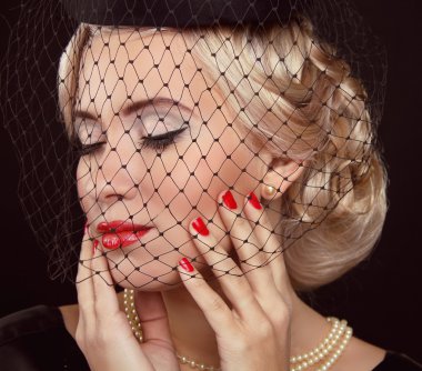 Retro kadın portresi. Takı ve güzellik. moda fotoğraf