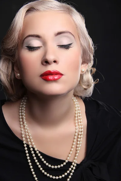 Retro woman portrait with red lips and blond hairstyle — Stock Photo, Image