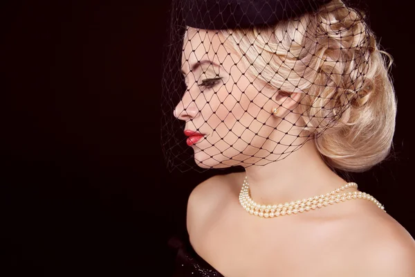 Retro kvinna. smycken och skönhet. mode foto — Stockfoto