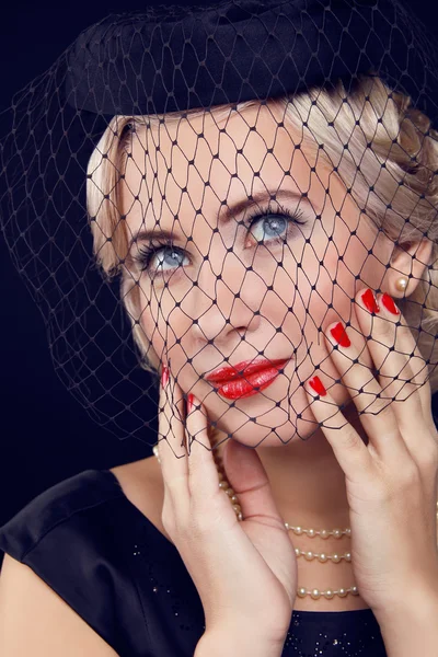 Retro-Frauenporträt. Schmuck und Schönheit. Modefoto — Stockfoto