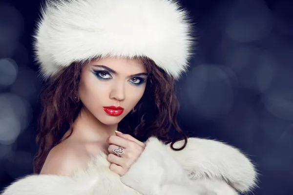 Winterfrau im Pelzmantel. Glamour-Porträt der schönen Frau — Stockfoto
