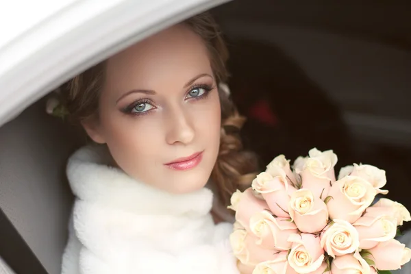 Beautiful bride woman portrait with bridal bouquet posing in her — Stock Photo, Image