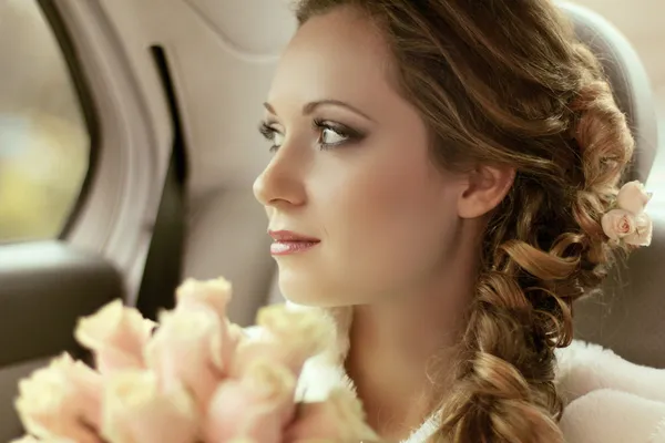 Beautiful bride woman portrait with bridal bouquet posing in her — Stock Photo, Image